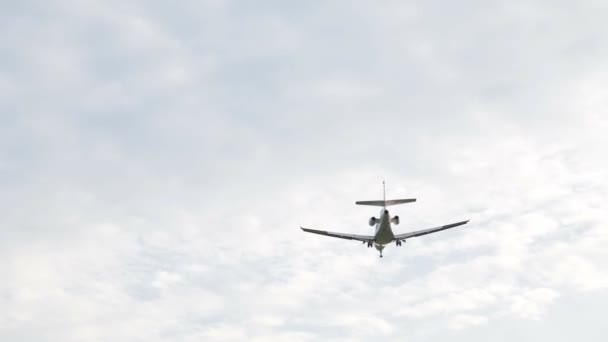 Avião voa em um céu — Vídeo de Stock