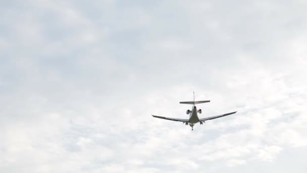 El avión vuela en el cielo — Vídeos de Stock