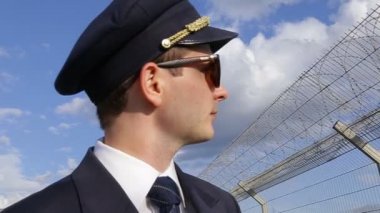pilot havaalanına gider