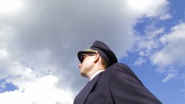 pilot havaalanına gider