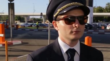 pilot havaalanına gider