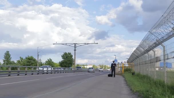 El piloto va al aeropuerto — Vídeos de Stock