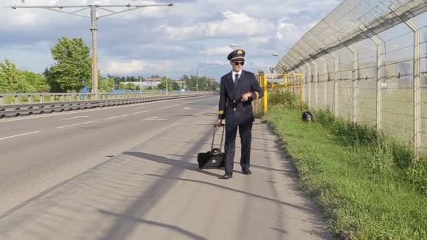 Der Pilot geht zum Flughafen — Stockvideo