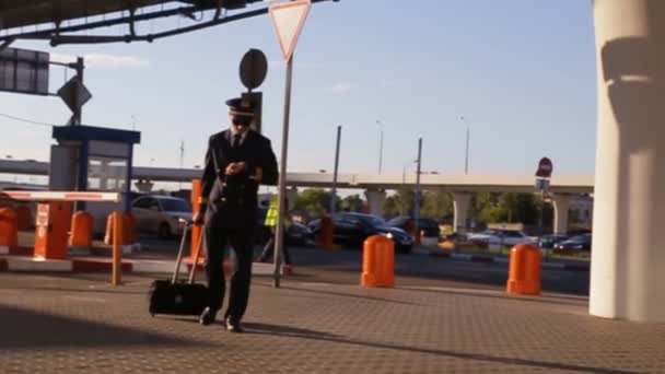 飞行员去机场 — 图库视频影像