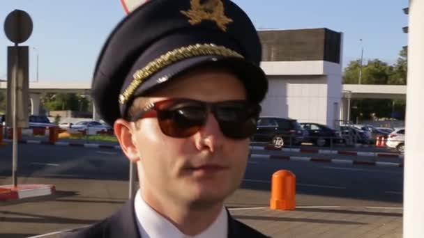 Пилот идет в аэропорт — стоковое видео