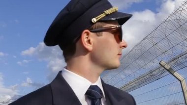 pilot havaalanına gider