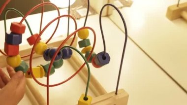 Küçük kız oynamak itme Boncukla