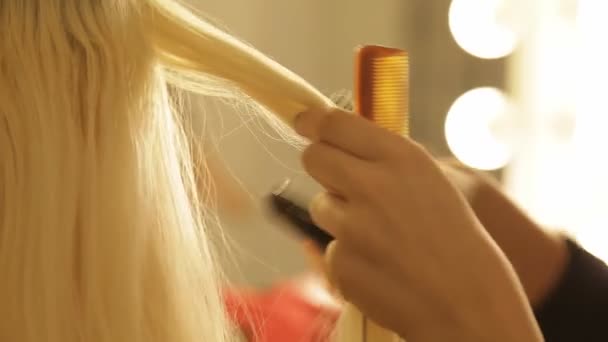 头发造型过程中 — 图库视频影像
