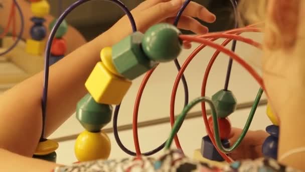 Μικρό κορίτσι Παίξτε με push χάντρα — Αρχείο Βίντεο