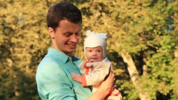 Padre joven y su hija feliz — Vídeos de Stock