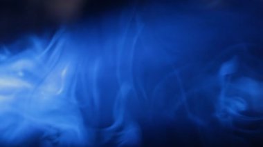 Siyah arkaplanda mavi duman
