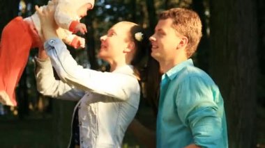 Mutlu genç aile dışında