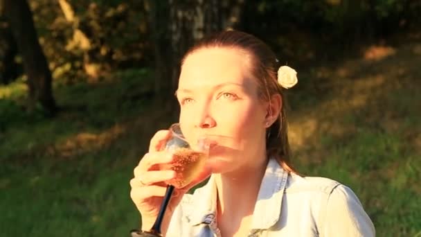 Jovem mulher beber vinho fora — Vídeo de Stock