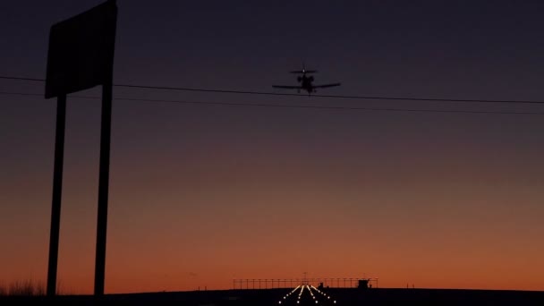 Aereo atterraggio in aeroporto durante il tramonto — Video Stock