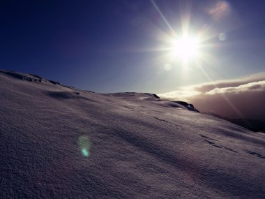 Kar düz ayar gökyüzünde
