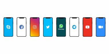 Sosyal medya arayüzü Facebook, instagram, twitter, youtube, Whatsapp, telegram, skype, zoom on iPhone 12 pro screen - Popüler sosyal medya logosu koleksiyonu. Editör vektörü. Kyiv, Ukrayna - 6 Mayıs 2021