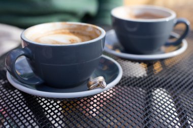 Kahve fincanı ve alyans