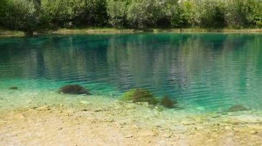 Doğanın Yansımaları: Dağ Gölü 'nde Şaşırtıcı Sualtı Görünürlüğü, Eşsiz Ekosistem ve Huzurlu Açık Hava Güzelliği.