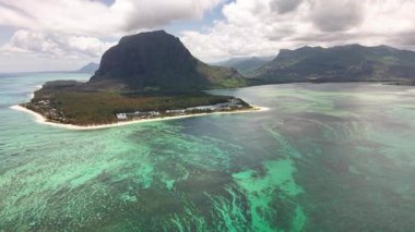 Mauritius 'un görkemli manzarası, Le Morne dağının canlı mercan resifleri ve okyanusun çeşitli gölgeleriyle birleştiği, adaların benzersiz doğal ihtişamı vurguluyor.. 
