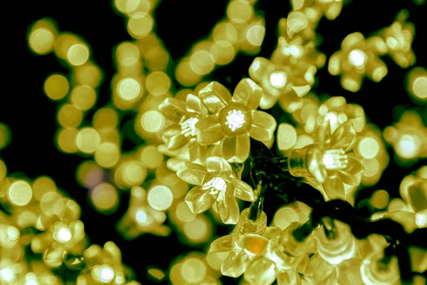 Χρυσή Διακόσμηση Χριστουγεννιάτικου Δέντρου Κοντά Εξωτερικά Πλάνα Από Διακοσμητικά Φώτα — Φωτογραφία Αρχείου