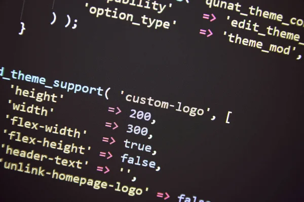 Wordpress tema kodunu kapat. PHP kodlu dizüstü bilgisayar ekranı