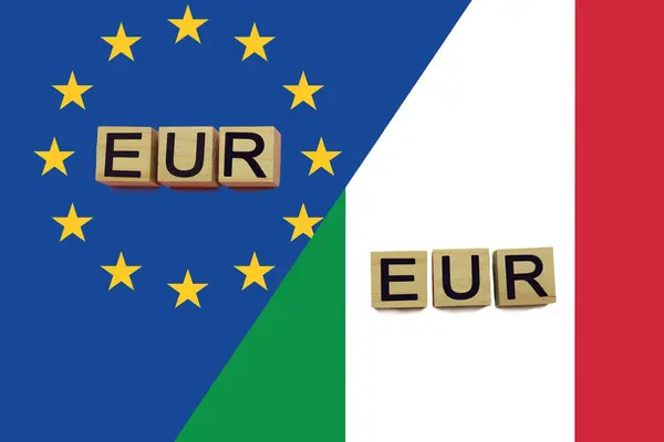 国旗を背景にした欧州とイタリアの通貨コード 国際送金の概念 — ストック写真
