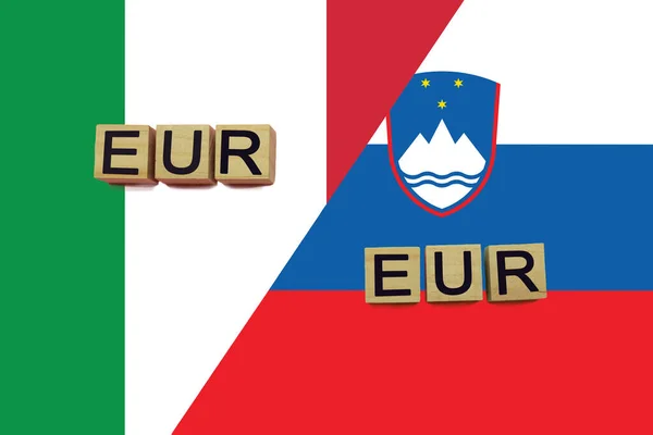 Itália Eslovénia Códigos Moedas Bandeiras Nacionais Fundo Conceito Transferência Dinheiro — Fotografia de Stock