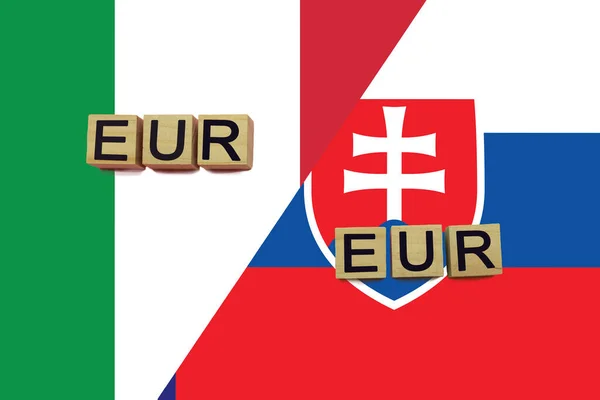 Itália Eslováquia Códigos Moedas Bandeiras Nacionais Fundo Conceito Transferência Dinheiro — Fotografia de Stock
