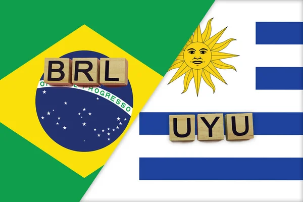 브라질과 우루과이의 통화는 배경에 암호화되어 — 스톡 사진