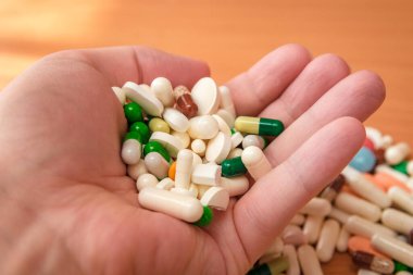 Bir sürü uyuşturucuyla el ele tutuşmak. Tıp konsepti