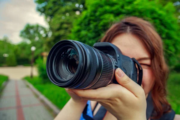 Ung Flicka Skytte Sommarparken Med Dslr — Stockfoto