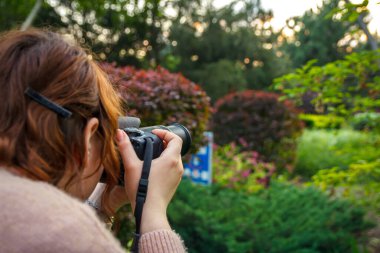 Yaz parkında DSLR kullanan genç bir kız vuruldu.