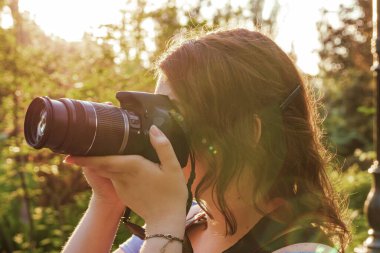 Yaz parkında DSLR kullanan genç bir kız vuruldu.