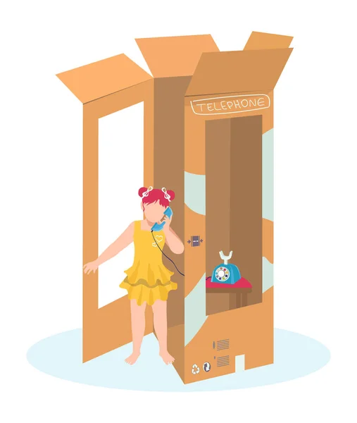 Pequeña linda chica jugar cabina telefónica, caja de llamadas de cartón, personaje alegre ilustración vector de dibujos animados femenino, aislado en blanco. — Archivo Imágenes Vectoriales