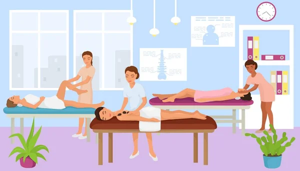 Gabinete do terapeuta de massagem, massageando mulher relaxar à mesa, ilustração vetorial. Lazer no salão, tratamento corporal com cuidados de spa. —  Vetores de Stock