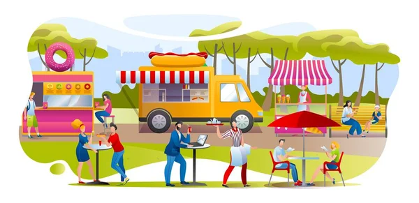 Streetfood i parken, vektorillustration. Man kvinna människor karaktär äta munkar, varmkorv och glass utomhus, platt festival med food truck café — Stock vektor