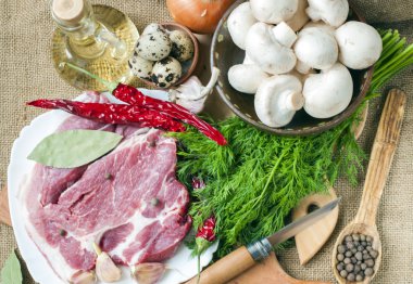 Mantar baharat ve otlar ile taze et.