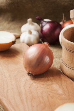 Bir arka plan Sivas'tan, çuval bezi üzerinde bir gemide çeşitli soğan