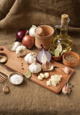 Sarımsak, soğan, kişniş, susam, karabiber, defne yaprağı, 