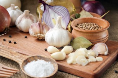 Sarımsak, soğan, kişniş, susam, karabiber, defne yaprağı,