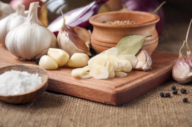 Sarımsak, soğan, kişniş, susam, karabiber, defne yaprağı, 
