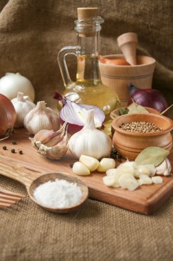 Sarımsak, soğan, kişniş, susam, karabiber, defne yaprağı, 