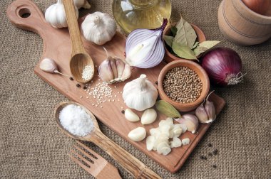 Sarımsak, soğan, kişniş, susam, karabiber, defne yaprağı, 