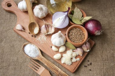 Sarımsak, soğan, kişniş, susam, karabiber, defne yaprağı,
