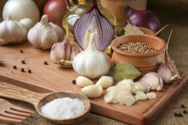 Sarımsak, soğan, kişniş, susam, karabiber, defne yaprağı, 