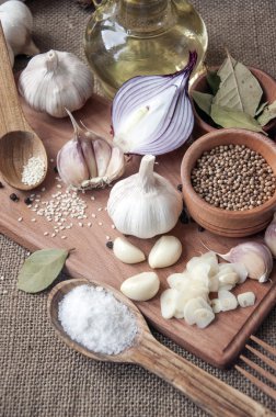 Sarımsak, soğan, kişniş, susam, karabiber, defne yaprağı, 
