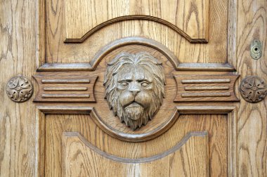 Bir antik oyma kapı closeup aslan parçası