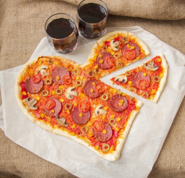 Pepperonili pizza kalbi.,