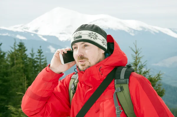 Μιλώντας στο smartphone στα βουνά χειμώνα πεζοπόρος — Φωτογραφία Αρχείου