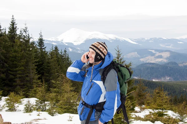 Μιλώντας στο smartphone στα βουνά χειμώνα πεζοπόρος — Φωτογραφία Αρχείου
